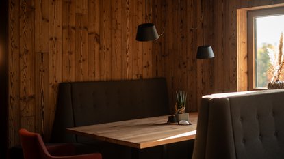 gemütliche Sitzecke mit Sitzbänken im Restaurant UPSIDEDOWN in Fieberbrunn gemütliche Sitzecke mit Sitzbänken im Restaurant UPSIDEDOWN in Fieberbrunn