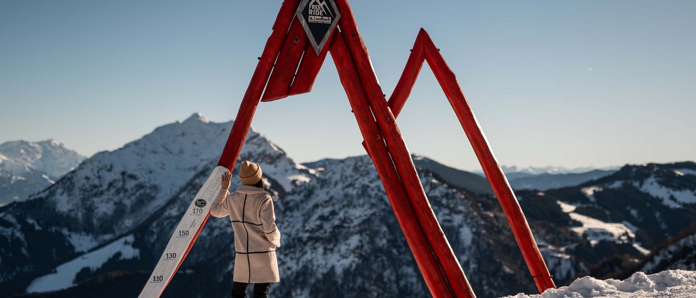 Frau genießt die Aussicht auf die verschneite Landschaft Frau genießt die Aussicht auf die verschneite Landschaft