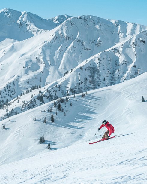 Skifahrer im Skicircus Saalbach Hinterglemm Leogang Fieberbrunn Skifahrer im Skicircus Saalbach Hinterglemm Leogang Fieberbrunn