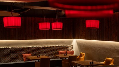 Dark Room mit roten Lampen und Stühlen und Tischen im Restaurant UPSIDEDOWN in Fieberbrunn Dark Room mit roten Lampen und Stühlen und Tischen im Restaurant UPSIDEDOWN in Fieberbrunn