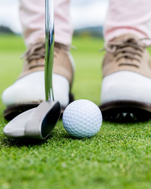 Golfer beim Golf spielen Golfer beim Golf spielen