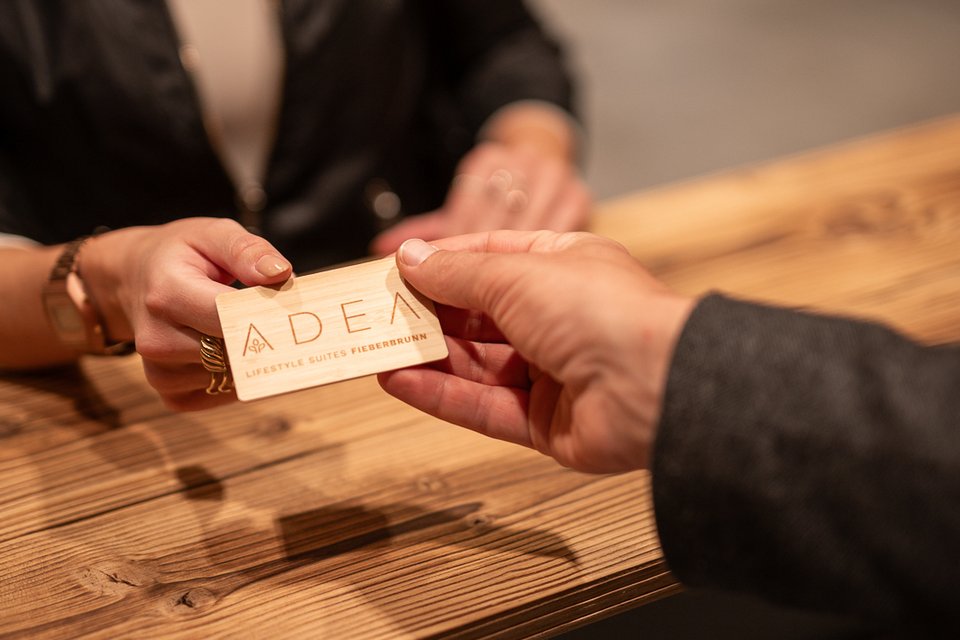 Check-In mit Kartenübergabe an der Rezeption Check-In mit Kartenübergabe an der Rezeption