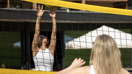 Hotel in Fieberbrunn: ADEA Lifestyle Suites Zwei Frauen spielen Beachvolleyball im Freien auf einer Wiese